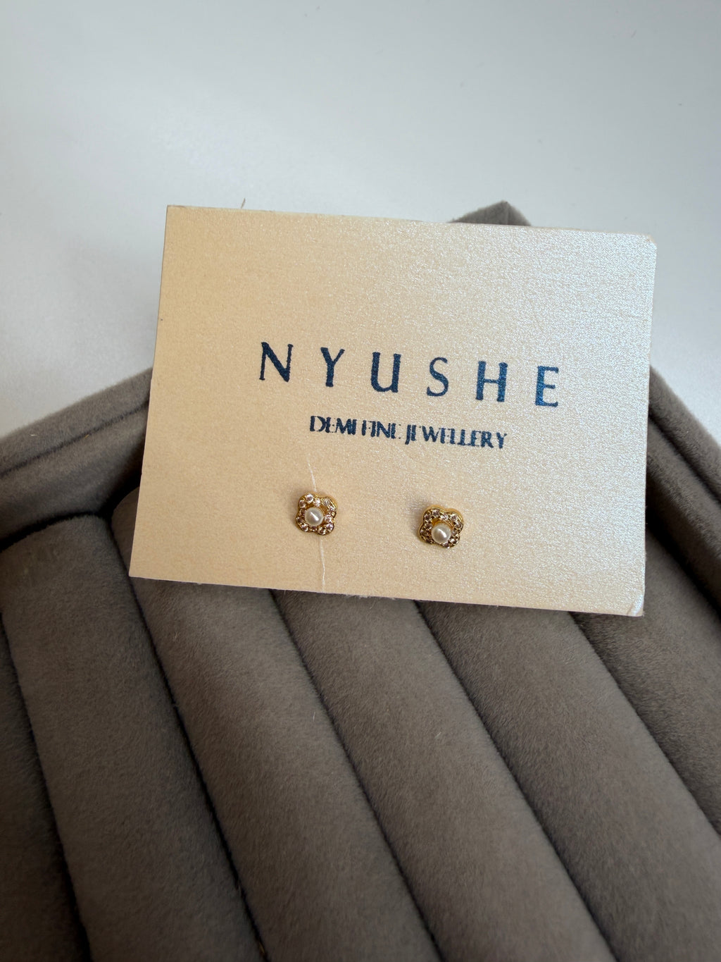 Pearl ball back studs