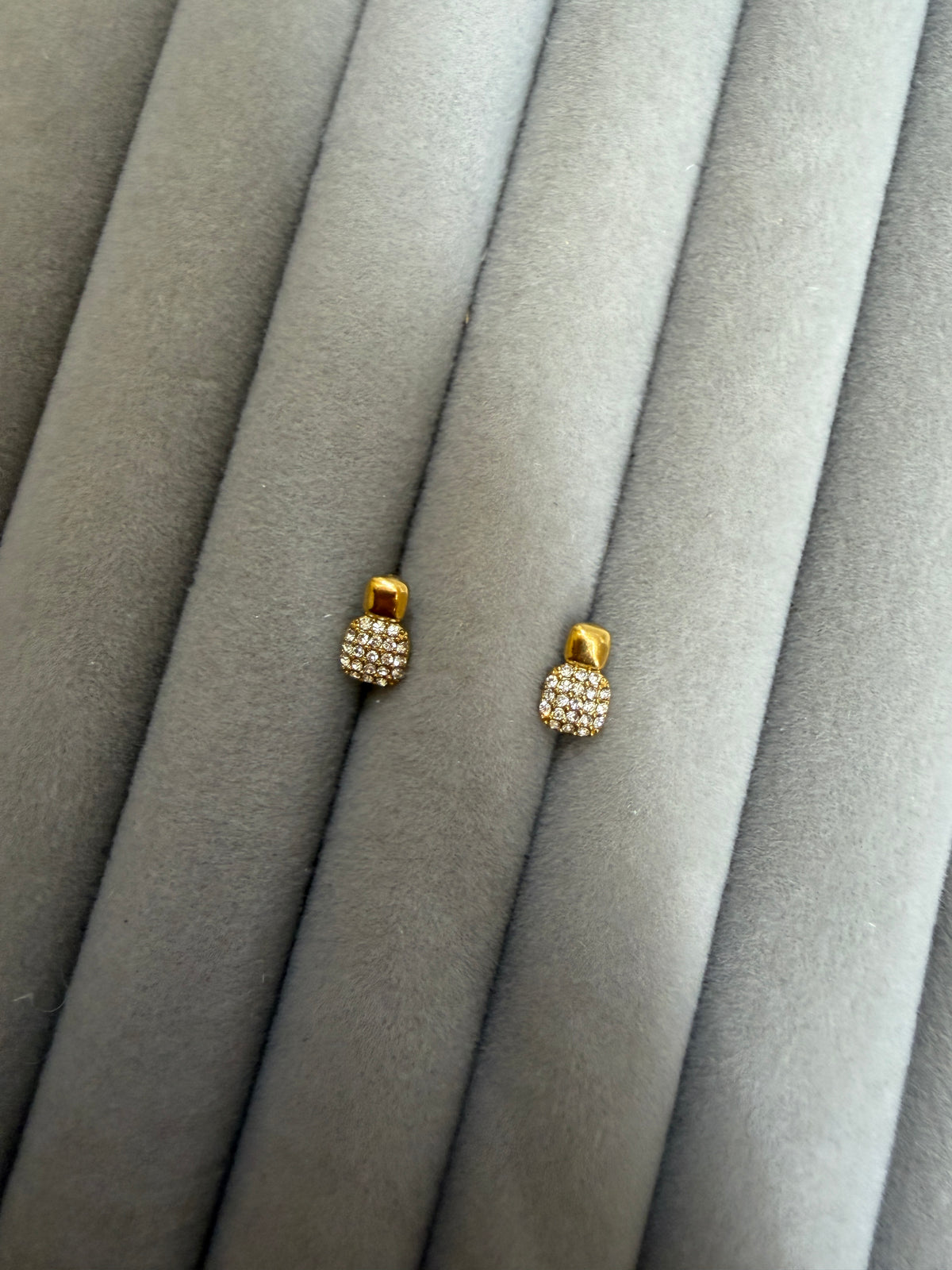 Aura ball back studs