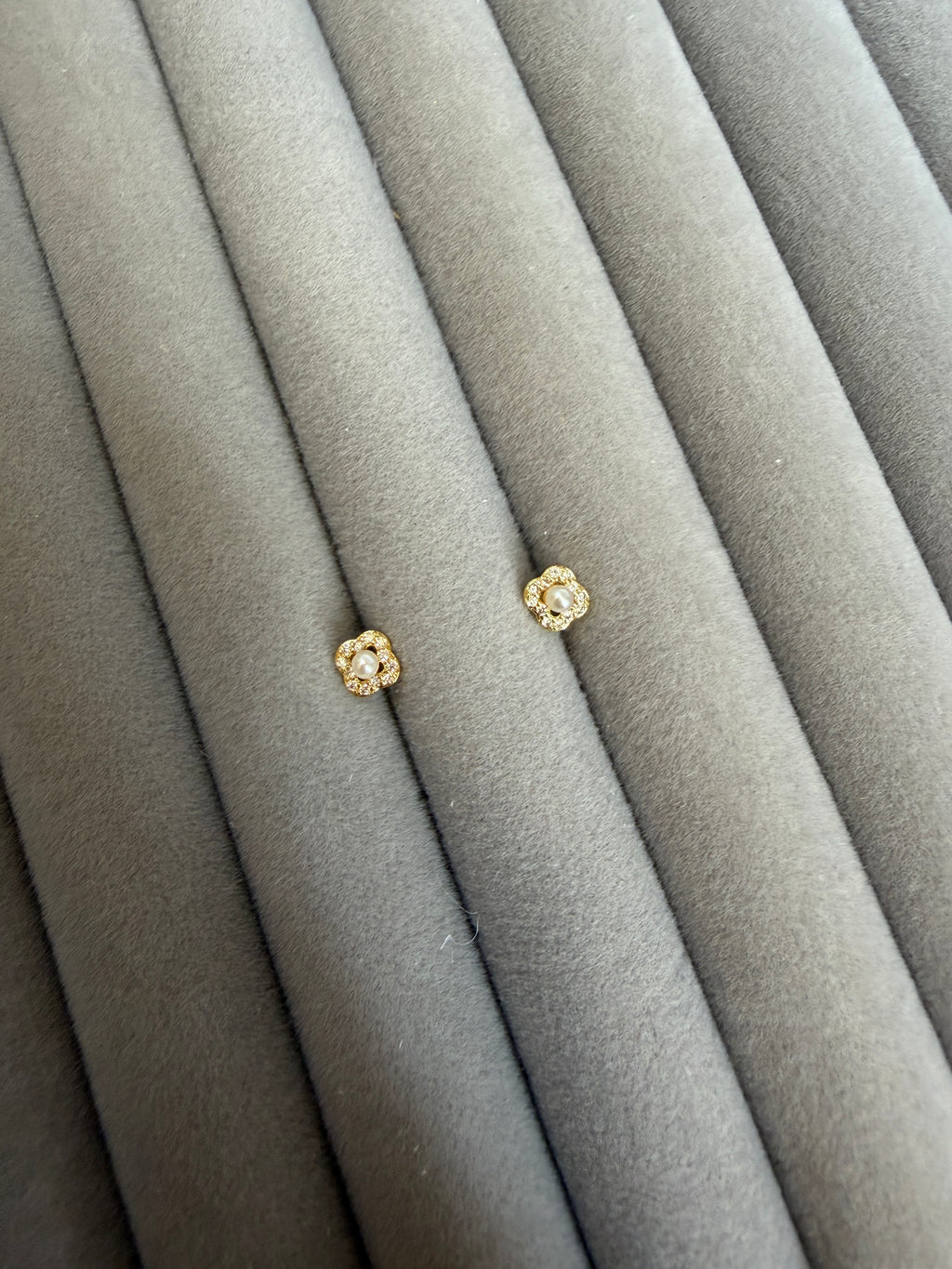 Pearl ball back studs